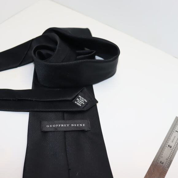 Geoffrey Beene Black Classic Dress Tie 4” Wide Polyester - Picture 3 of 3